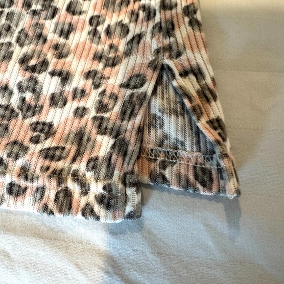 Pink Gray Leopard Print Ribbed Knit Henley Sweater  V-Neck Pullover  Size Large - Picture 5 of 9